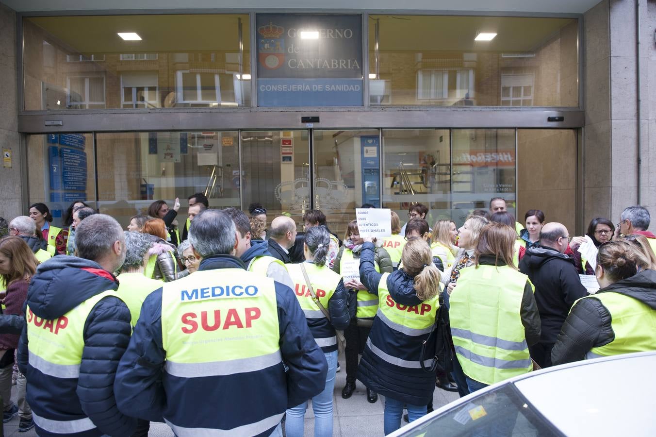 Fotos: Los trabajadores del SUAP se cioncentran ante Sanidad