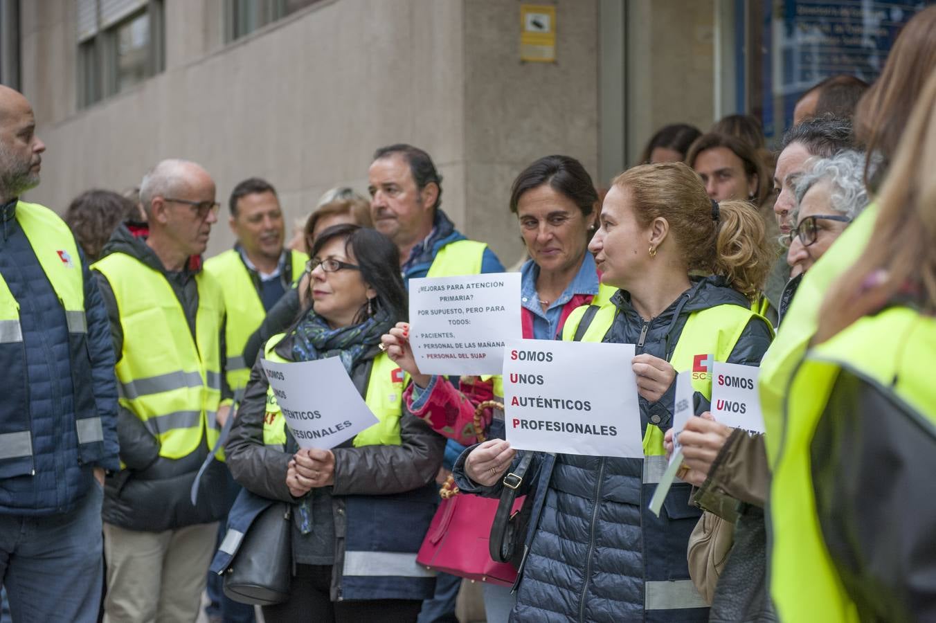 Fotos: Los trabajadores del SUAP se cioncentran ante Sanidad