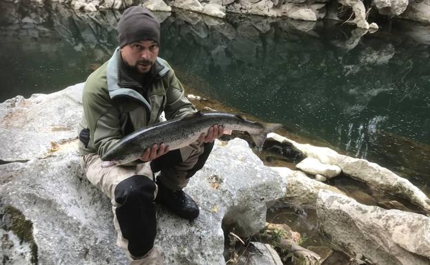 Unai Osante, de 40 años, ha pescado el ejemplar a las diez y cuarto de la mañana.