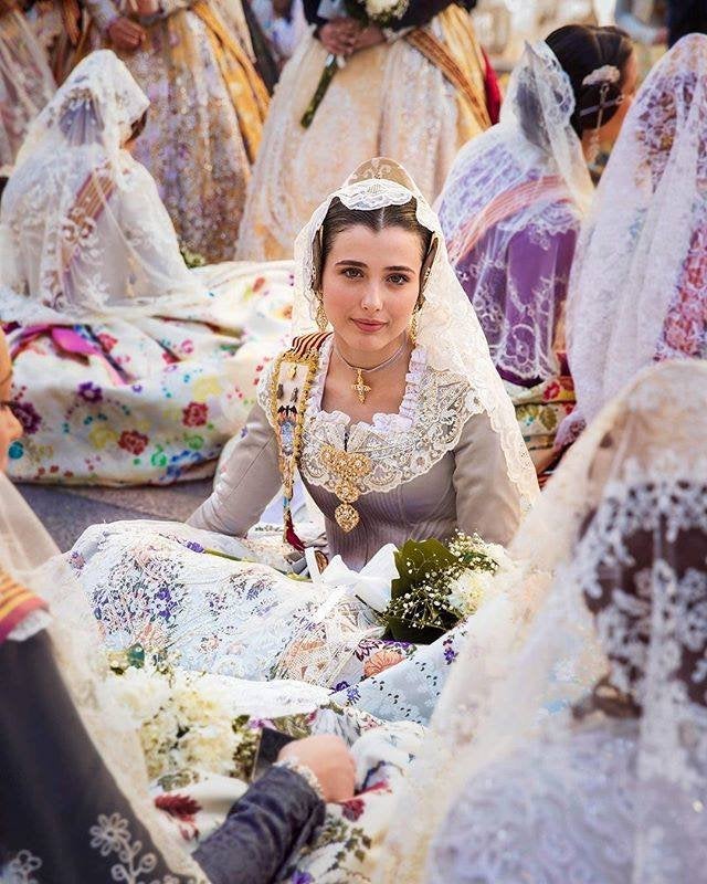 «En Valencia, España, para las Fallas, uno de los festivales más intensos que he presenciado. Durante la celebración, cientos de mujeres, como Marta aquí, llamadas falleras, visten suntuosos vestidos».