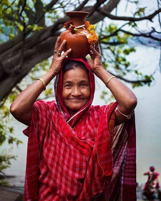 «Fue una brumosa mañana mágica en Calcuta, India, en marzo pasado, cuando noté una ceremonia hindú en los escalones de un ghat en el río Hooghly. Después de llenar lentamente esta olla con agua, Sandra estaba saliendo del río cuando le pregunté si podía fotografiarla. Ella aceptó amablemente y aunque no pude descubrir la razón por la que llevaba la olla debido a la barrera del idioma, podía sentir oleadas de felicidad pura y armonía provecedentes de ella. Más tarde me enteré de un local sobre este ritual. Sandra habia pedido un deseo un tiempo antes, que se cumplió, por lo que en ese día ella estaba sacando agua del río y luego caminando hacia un templo, a pocos kilómetros de distancia, para ofrecérselo al dios Shiva».