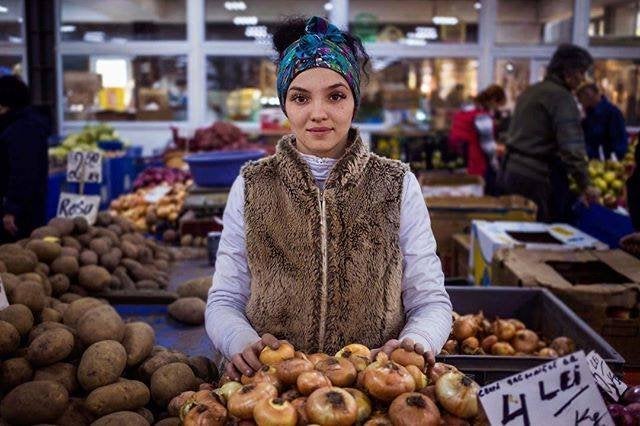 «Conocí a María en uno de los mercados de mi ciudad natal, Bucarest, Rumanía. Aunque solo tiene 18 años, pasó la mayor parte de su vida trabajando duro en este mercado. Su padre también era vendedor aquí y María comenzó a acompañarlo y ayudarlo cuando tenía solo 6 años. Como adolescente, a veces se queda dormida tarde, pero se despierta cada madrugada a las tres y media para ir a trabajar y no se queja de eso. Es bueno estar fuera de mi burbuja, una vez más, conocer a mujeres reales en el mundo real"