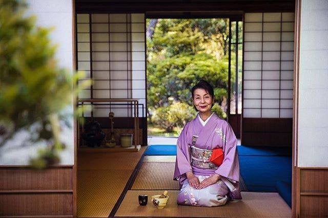 «Fotografié a Mieko en la fascinante ciudad de Kyoto, la antigua ciudad que fue la capital de Japón durante más de mil años. Mieko fue maestra de inglés la mayor parte de su vida. Después de jubilarse, encontró una nueva forma de compartir sus conocimientos y se convirtió en profesora de Ceremonia del Té. Aprende este arte fascinante de su madre y ahora le encanta presentarlo a los extranjeros que estén interesados en las tradiciones japonesas».