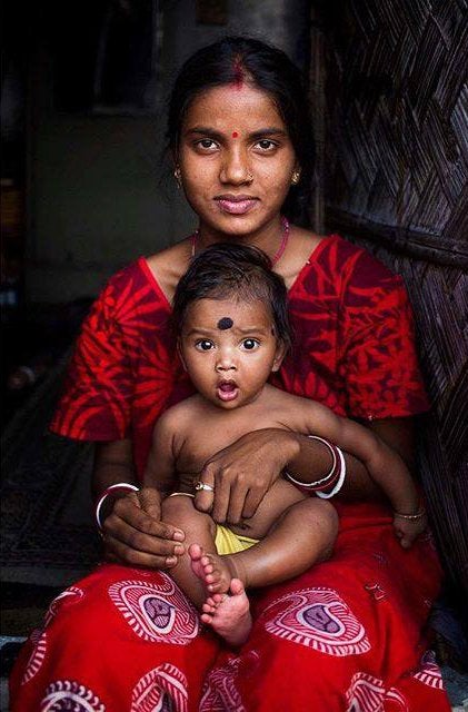 «Arpita y su hijo, en Calcuta, India».