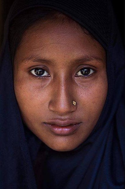 «Nunca he visto tanto sufrimiento y falta de esperanza como en el campo de refugiados de Kutupalong. Este es el campamento de refugiados más grande del mundo, ubicado en Bangladesh, donde cientos de miles de rohingya huyeron del vecino Myanmar, escapando de una masacre. Norizan, una joven embarazada, fue una de ellas. En lo profundo de sus ojos, hay un reflejo de mí misma mientras la fotografiaba. Ella, una refugiada en una situación horrible, yo, una europea con una vida maravillosa. Fácilmente podría haber sido al revés y solo por casualidad soy privilegiada. Deberíamos ofrecer más voluntarios, deberíamos donar para causas significativas, debemos oponernos al discurso de odio y nunca debemos olvidar que todos podríamos haber sido Norizan».