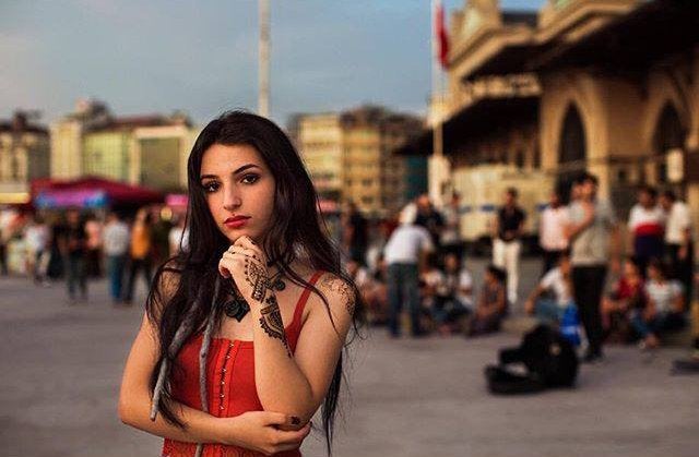 «Hay algo mágico en el muelle de Kad Köy. A última hora de la tarde cientos de personas se reúnen para ver cómo se pone el sol sobre los minaretes de Estambul, Turquía. Beste estaba cantando allí con su banda completando este espléndido momento».