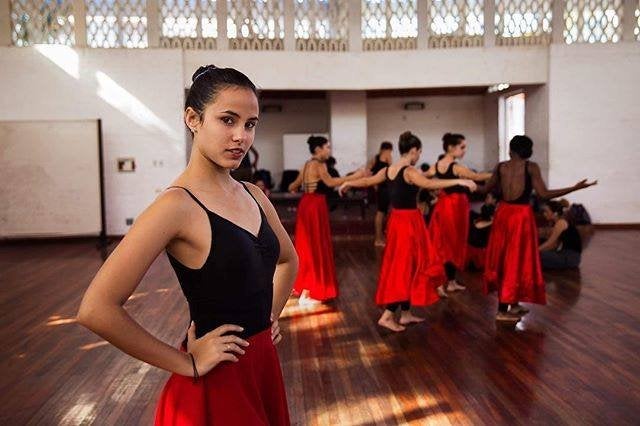 «Pocos países en el mundo tienen tanta tradición en el baile como Cuba. En 2017 tuve la oportunidad de visitar el Instituto Superior de Arte en La Habana. En esta foto Daniela está comenzando una clase de rumba. A lo largo del aislamiento de este país, cuando su gente enfrentaba escasez y una crisis económica, el baile era una constante, no solo en las escuelas, sino en todos los hogares y en todas las calles, ayudando a alegrar los tiempos difíciles».