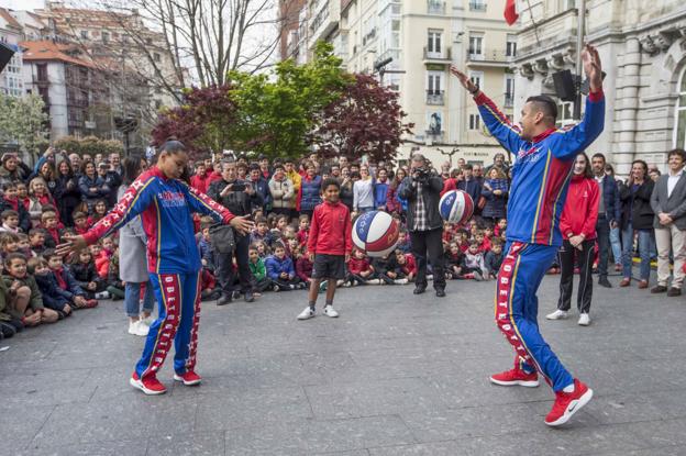 Ice Hrynko y el 'Gato' Meléndez reclutaron voluntarios para enseñarles algunos de los trucos que realizan con un balón los Harlem Globetrotters. 