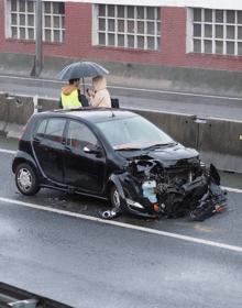 Imagen secundaria 2 - Un atasco de dos horas por un choque en cadena de siete coches en el túnel de Maliaño