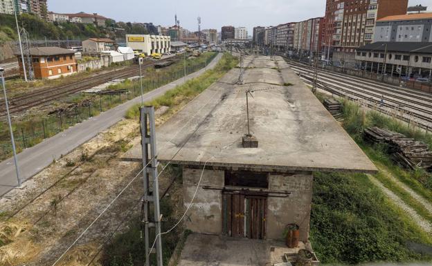 La imagen está tomada ayer desde la pasarela sobre las vías. Las naves que se ven en dirección a las estaciones serán demolidas en los próximos años. :