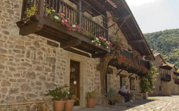 Imagen principal - Imágenes de Bárcena Mayor, uno de los pueblos más bonitos de Cantabria.