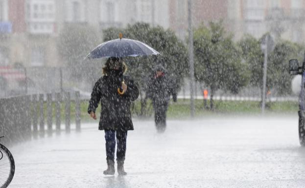 La lluvia ha obligado a volver a sacar los paraguas.