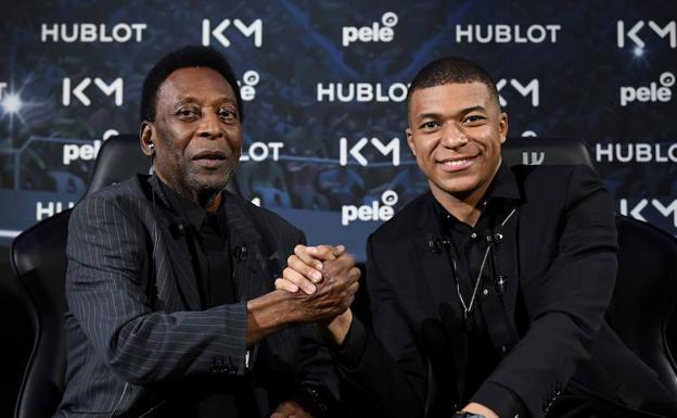 Pele, junto a Kylian Mbappé en un acto publicitario. 