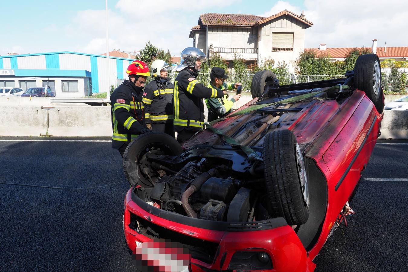 El vuelco de un turismo en la S-10 ha provocado una colisión en cadena de otros cuatro vehículos dentro del túnel de Maliaño
