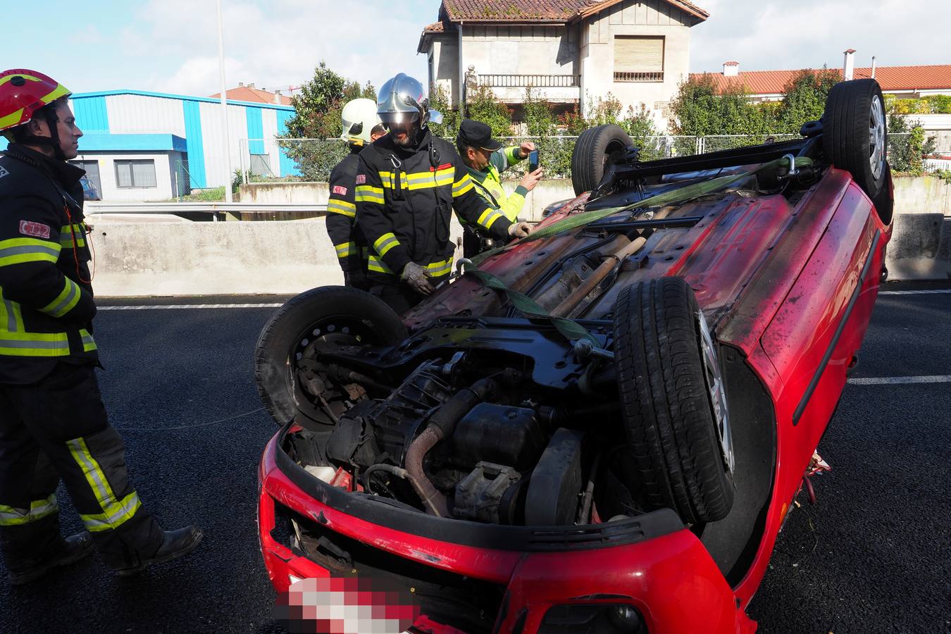 El vuelco de un turismo en la S-10 ha provocado una colisión en cadena de otros cuatro vehículos dentro del túnel de Maliaño