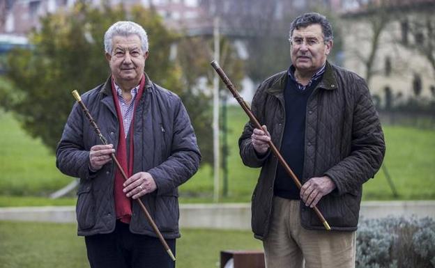 Los alcaldes de Meruelo y Ribamontán al Mar, Evaristo Domínguez y Francisco Asón, posan con sus bastones de mando. 