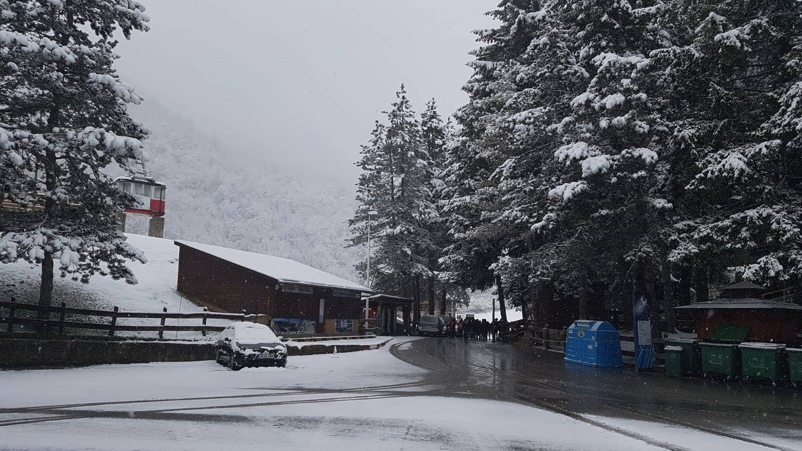 Imágenes de los paisajes nevados que estos días se pueden disfrutar en zonas como Fuente Dé, el acceso al puerto de san Glorio y Enterrías