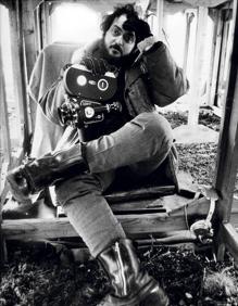 Imagen secundaria 2 - Stanley Kubrick junto a Jack Nicholson en el rodaje de 'El resplandor' frente a la maqueta del laberinto vegetal del hotel Overlook, que el realizador conservó en una esquina de su salón. Abajo, en el set de su última película, 'Eyes Wide Shut', y durante el rodaje de 'La naranja mecánica' en 1970.