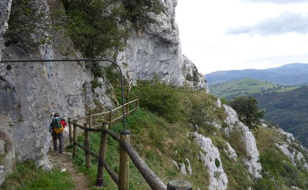 Paso con baranda de protección en la base de la Peña del Moro.