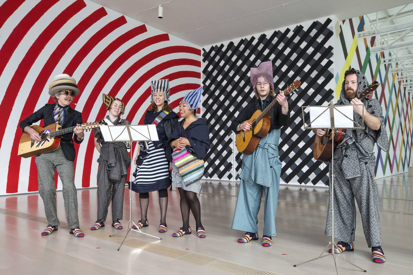 La exposición está formada por más de una docena de pinturas murales de gran formato que contrastan con la desnudez del resto del espacio, amenizadas por música en vivo coreografiada, sonido grabado, iluminación en el exterior y trajes diseñados por el propio artista.