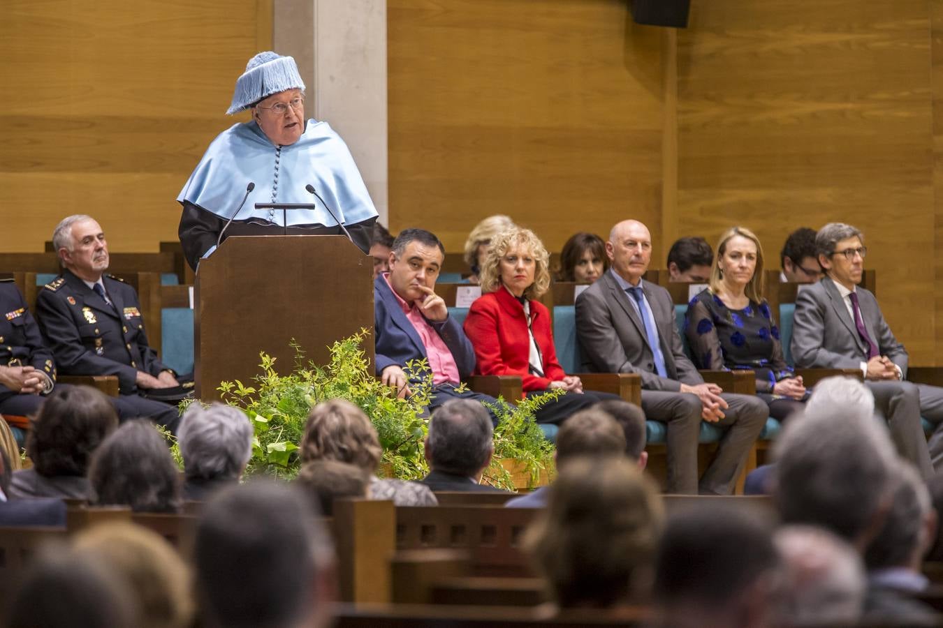 La Universidad de Cantabria ha investido este viernes doctor 'honoris causa' al hispanista británico Paul Preston 