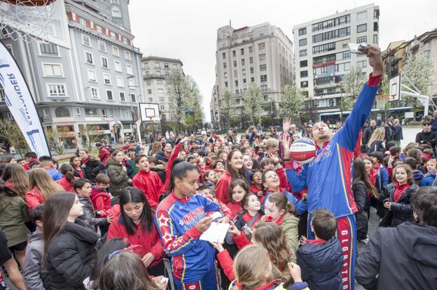 'Gato' y 'Ice' fueron el martes las estrellas en la plaza del Ayuntamiento de Santander.z