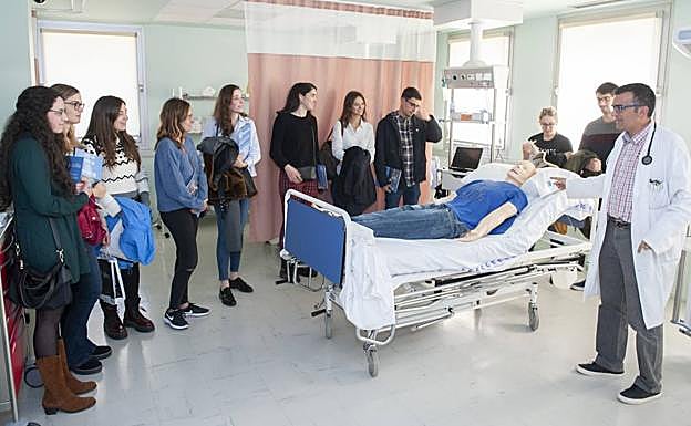 Héctor Alonso explica a los futuros residentes las actividades que se desarrollan en el Hospital Virtual de Valdecilla. :