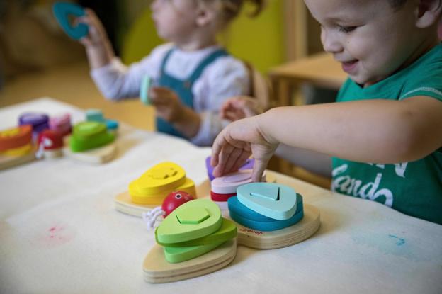 Dos niños juegan con unas piezas en un centro infantil. :: dm