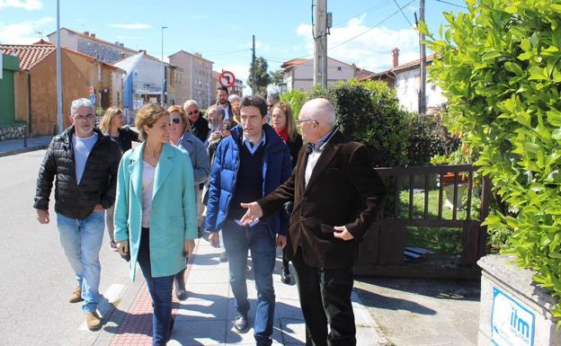 Casares se compromete a recuperar la senda costera