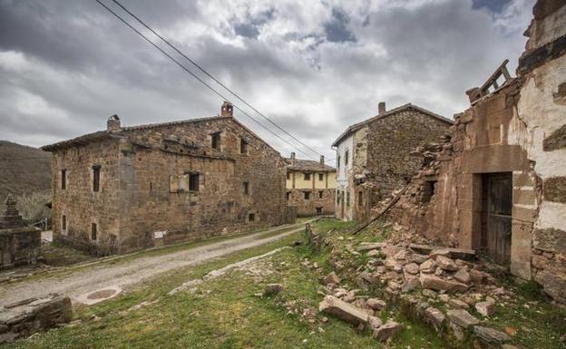 Quintanas Olmo (Valderredible), entre el abandono y la supervivencia de las casas que sí están mantenidas