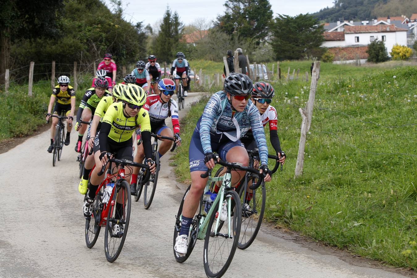 Fotos: María Martins gana el Trofeo Villa de Noja de ciclismo femenino