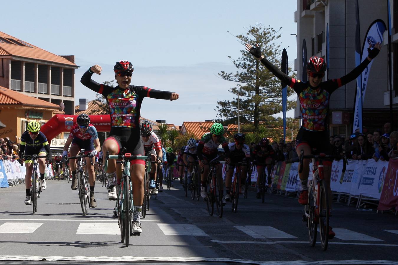 Fotos: María Martins gana el Trofeo Villa de Noja de ciclismo femenino