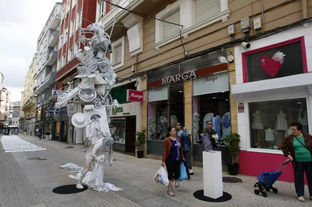 La escultura 'Cargando con todo' se ubicó en la calle Serafín Escalante dentro del montaje 'Deconstrucción'.