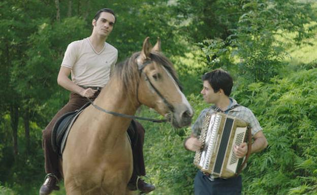 Lubis (Eneko Sagardoy) y Joseba (Bingen Elortza) en los bucólicos paisajes de Obaba.