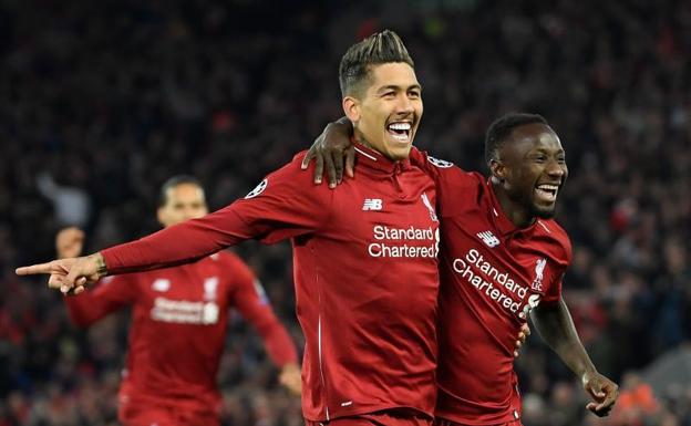 Firmino (i) celebra el segundo gol del Liverpool durante el partido disputado en Anfield. 