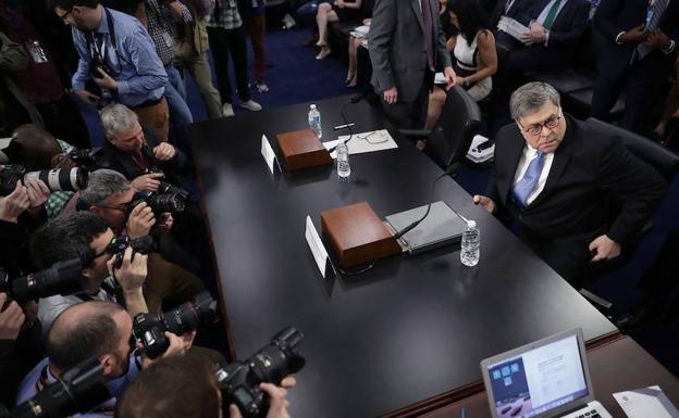 William Barr, rodeado de fotógrafos. 