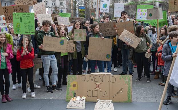 Estreno del movimiento de jovenes 'Fridays for future' contra el cambio climático, en la plaza del Ayuntamiento de Santander el pasado 15 de marzo.