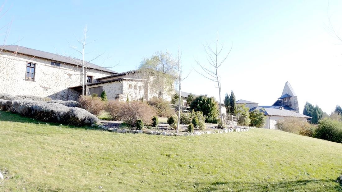 Recorremos León para descubrir qué esconden sus productos avalados con sellos de calidad. En la primera parada conocemos la manzana reineta, la pera conferencia, la castaña, la cereza, el pimiento asado y, como no, el emblema culinario de la comarca berciana