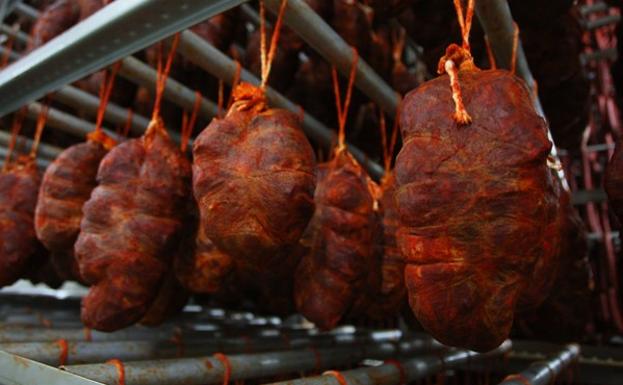 Recorremos León para descubrir qué esconden sus productos avalados con sellos de calidad. En la primera parada conocemos la manzana reineta, la pera conferencia, la castaña, la cereza, el pimiento asado y, como no, el emblema culinario de la comarca berciana