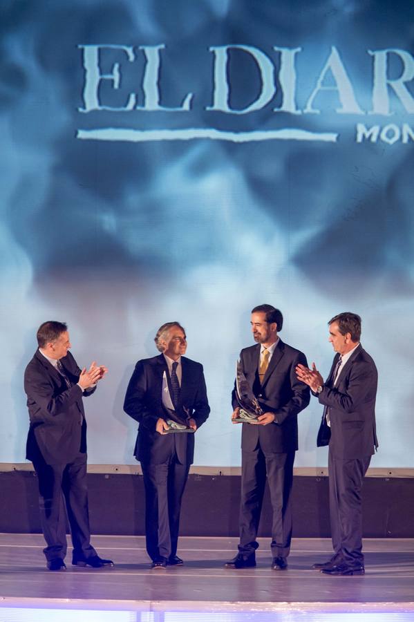 Los dos ganadores del premio Cantabros del Año, Íñigo Losada y Raúl Medina, flanqueados por el director general de El Diario Montañés, Ignacio Pérez (derecha) y el director del periódico Íñigo Noriega.