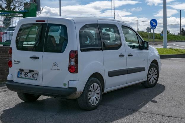 La furgoneta Citroën Berlingo con la que patrulla actualmente la Policía Local. 