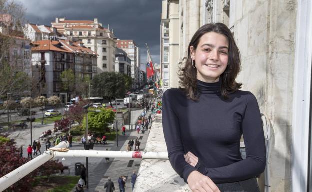 Irene Martín, estudiante del colegio Miguel Bravo y ganadora del concurso, ayer, en el balcón del Ayuntamiento