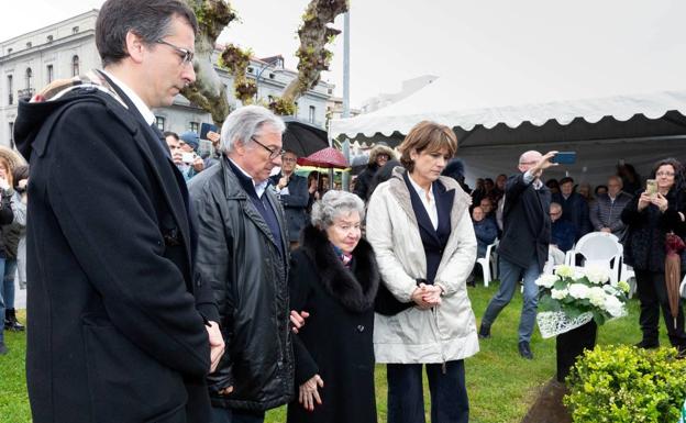 La ministra (derecha) junto a la viuda y el hijo de Santisteban, junto al alcalde de Laredo 