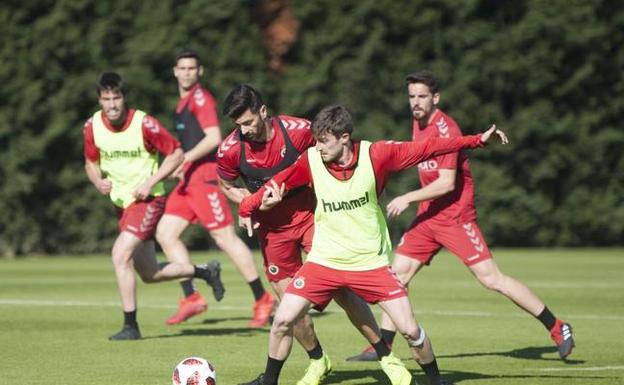 Quique Rivero, durante la sesión de entrenamiento en La Albericia. :: 