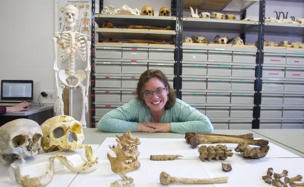 Almudena Estalrrich, rodeada de algunos de los restos óseos con los que se trabaja en el Instituto de Prehistoria de la UC. 