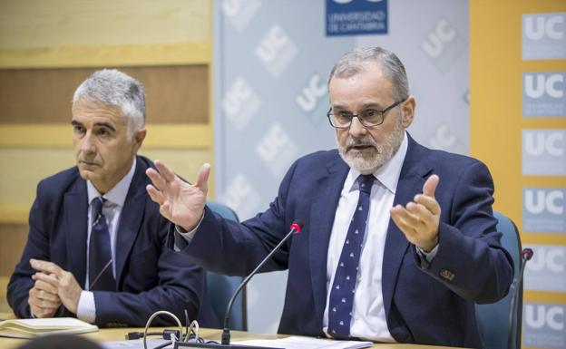 Ángel Pazos –junto a Ernesto Anabitarte– en la rueda de prensa en la que informó de que había recibido un anónimo amenazante.