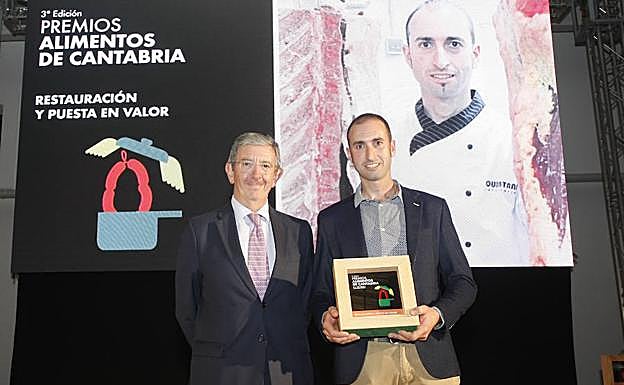 Luis Revenga, presidente de ElDiario, entregó en la pasada edición el premio a la restauración y puesta en valor a Manuel Quintana, de Carnicerías Quintana, de Cabezón de la Sal. :: 