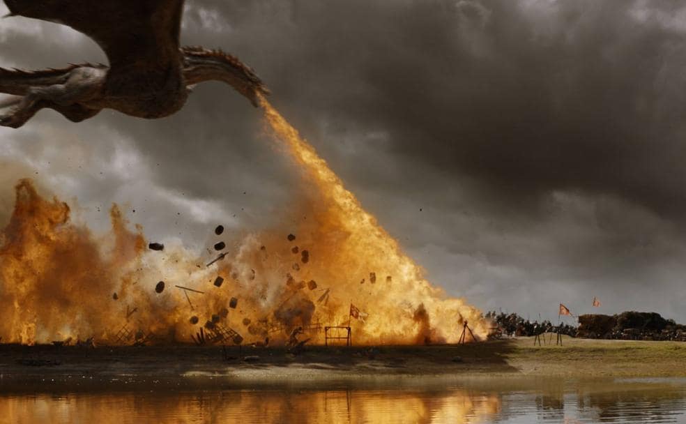 Fuego y sangre. Es el lema de la Casa Targaryen, que conquistó Poniente gracias a los dragones. Drogon arrasa un campamento de soldados Lannister vomitando fuego. 