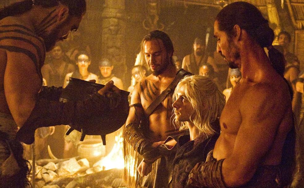 Catarsis. Khal Drogo le entrega a Viserys una corona de oro, pero de oro fundido sobre su cabeza. Su cruel muerte marca el despertar de Daenerys. 