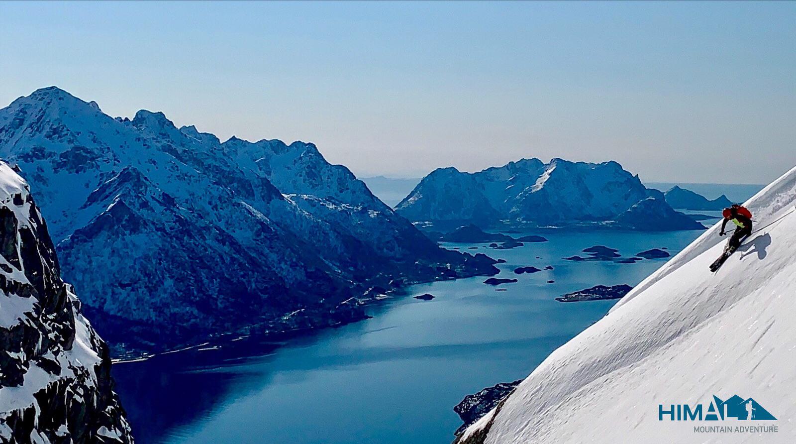 Vista de los fiordos noruegos por donde ha navegado el velero en el que iba la expedición cántabra.